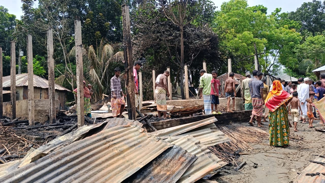 এক রাতের অগ্নিকাণ্ডে সর্বস্ব হারাল চাটমোহরের ৫ পরিবার